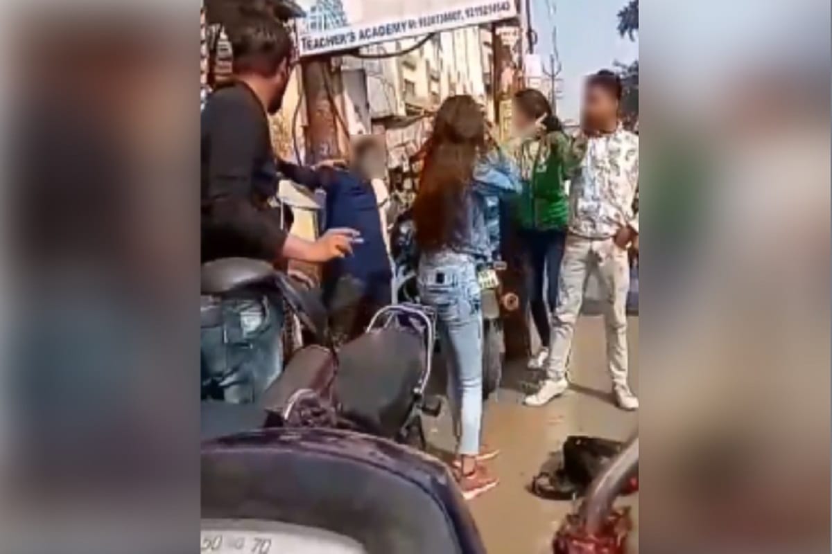 Fight has between in girl students of two sides on road in Meerut city