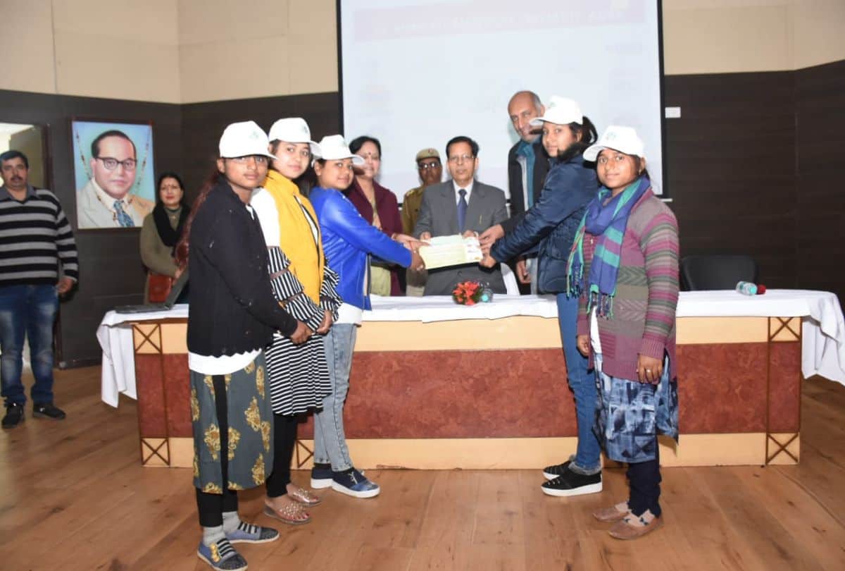 Students gave message to save fuel by paintings in agra