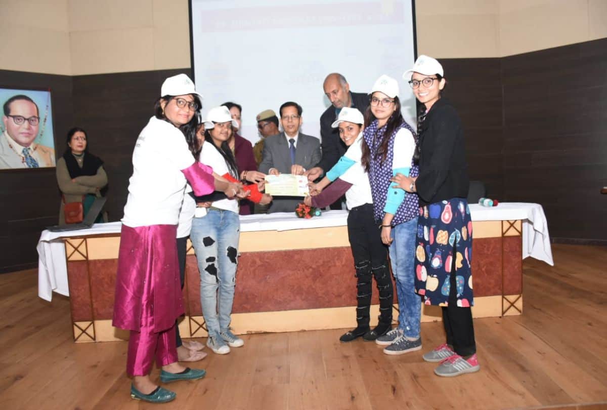 Students gave message to save fuel by paintings in agra