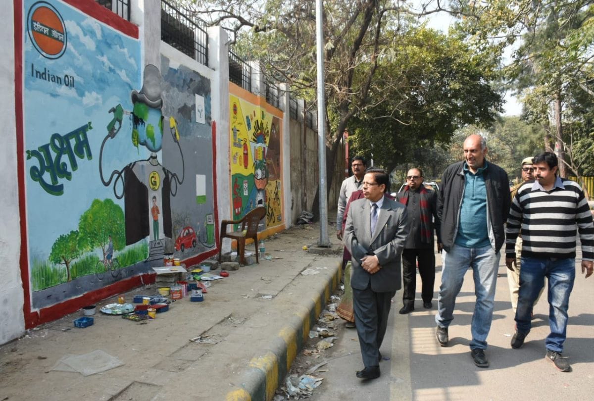 Students gave message to save fuel by paintings in agra