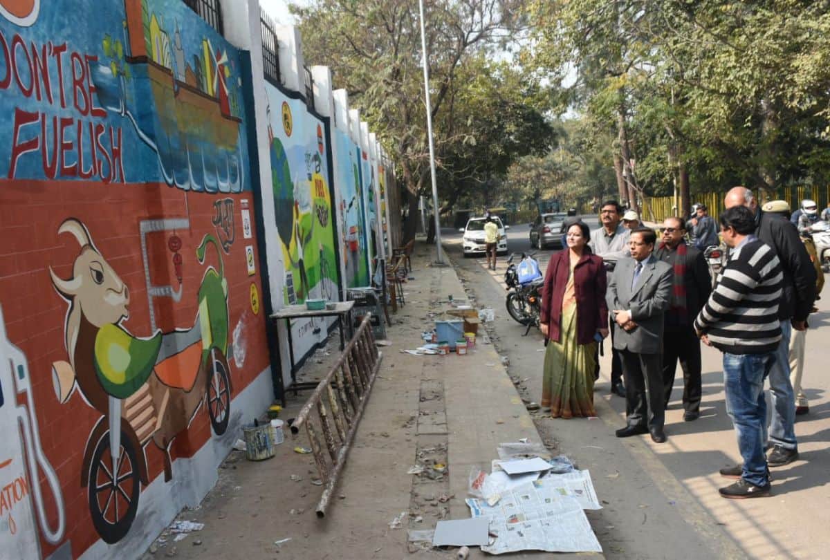 Students gave message to save fuel by paintings in agra