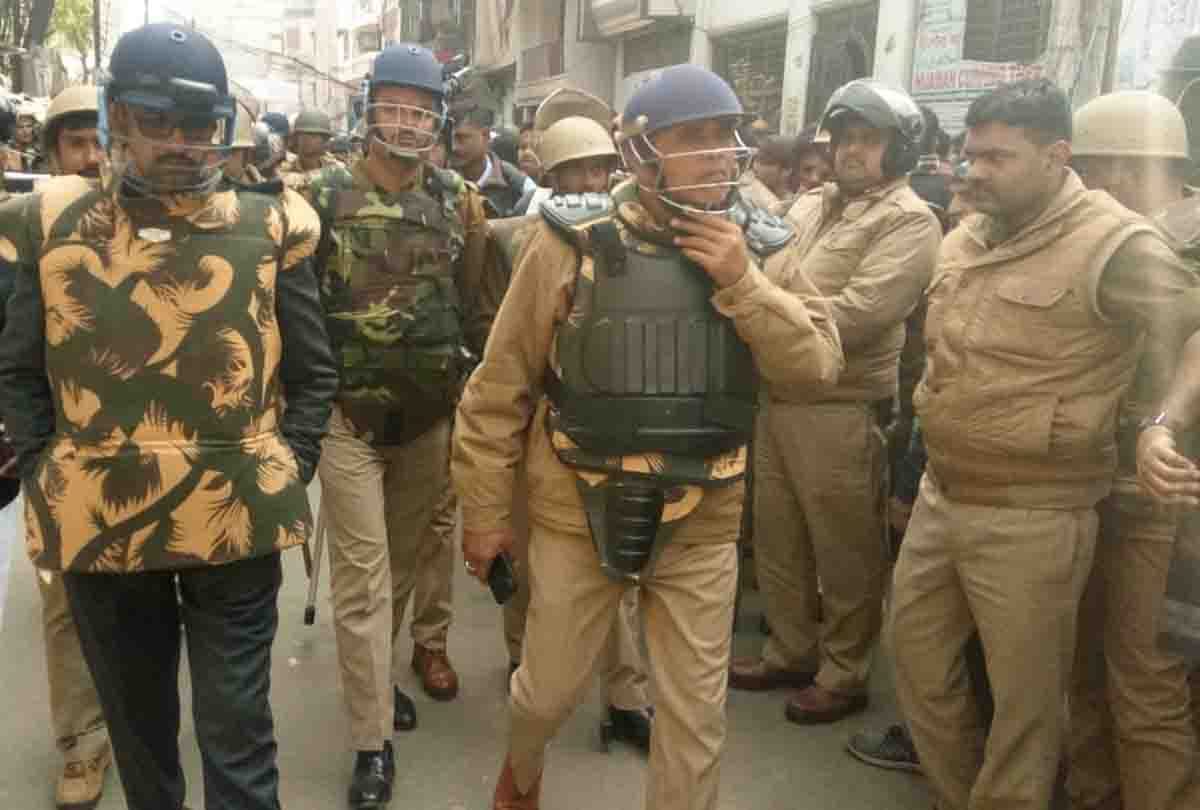 Police forces and protesters clashed in kanpur abourt protest against CAA
