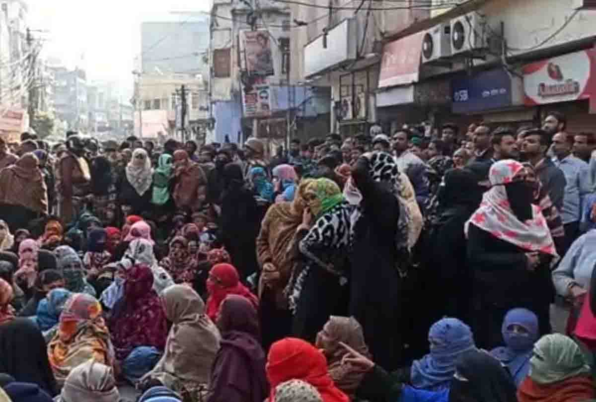 Police forces and protesters clashed in kanpur abourt protest against CAA