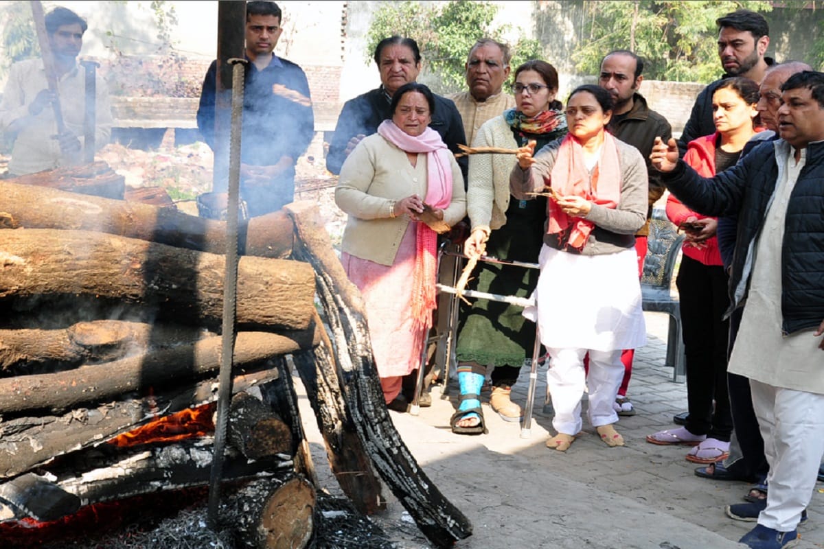 Daughters have cremated his father in Saharanpur