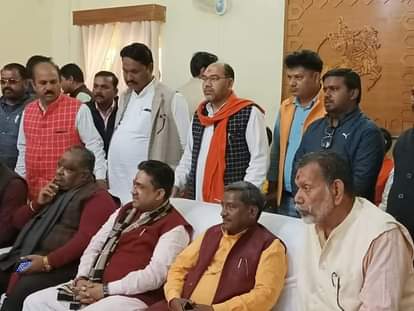 गेस्ट हाउस में पार्टी के मंत्री विधायक से चर्चा करते भारतीय जनता पार्टी के प्रान्तीय संगठन महाम?