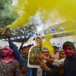 जीत का जश्न मनाते हुए आप कार्यकर्ता