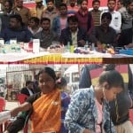 साहबगंज स्थित लाल डिग्गी पार्क हेल्थ कैंप में इलाज कराते मरीज।