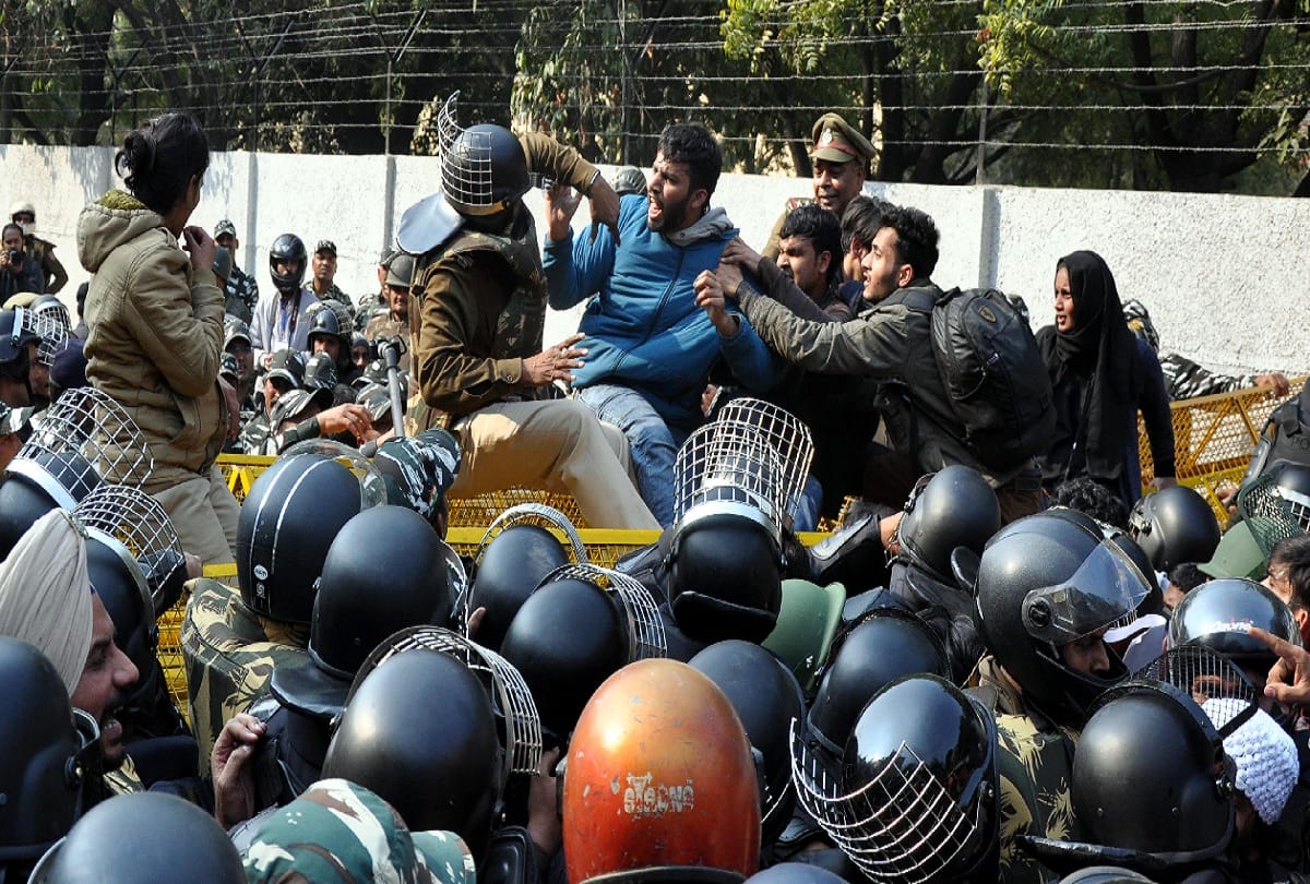 out siders nuisance in Jamia students march police lathi charge