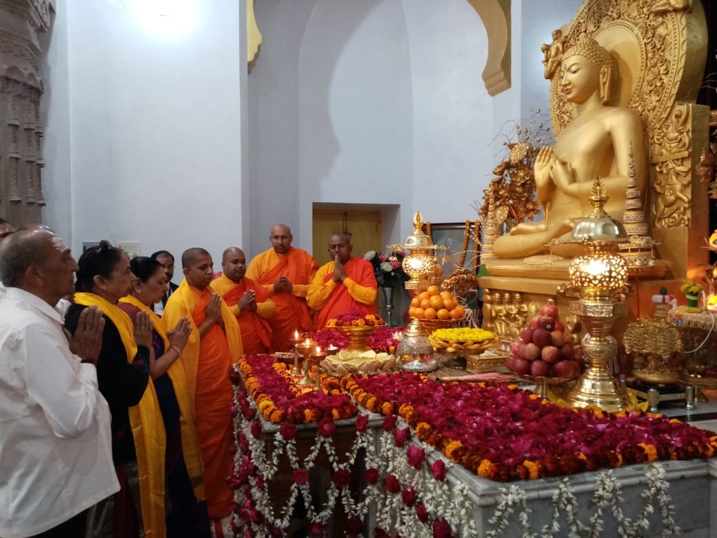 Governor Anandi Ben reached Sarnath, looking around the carvings of Dhemakh Stupa