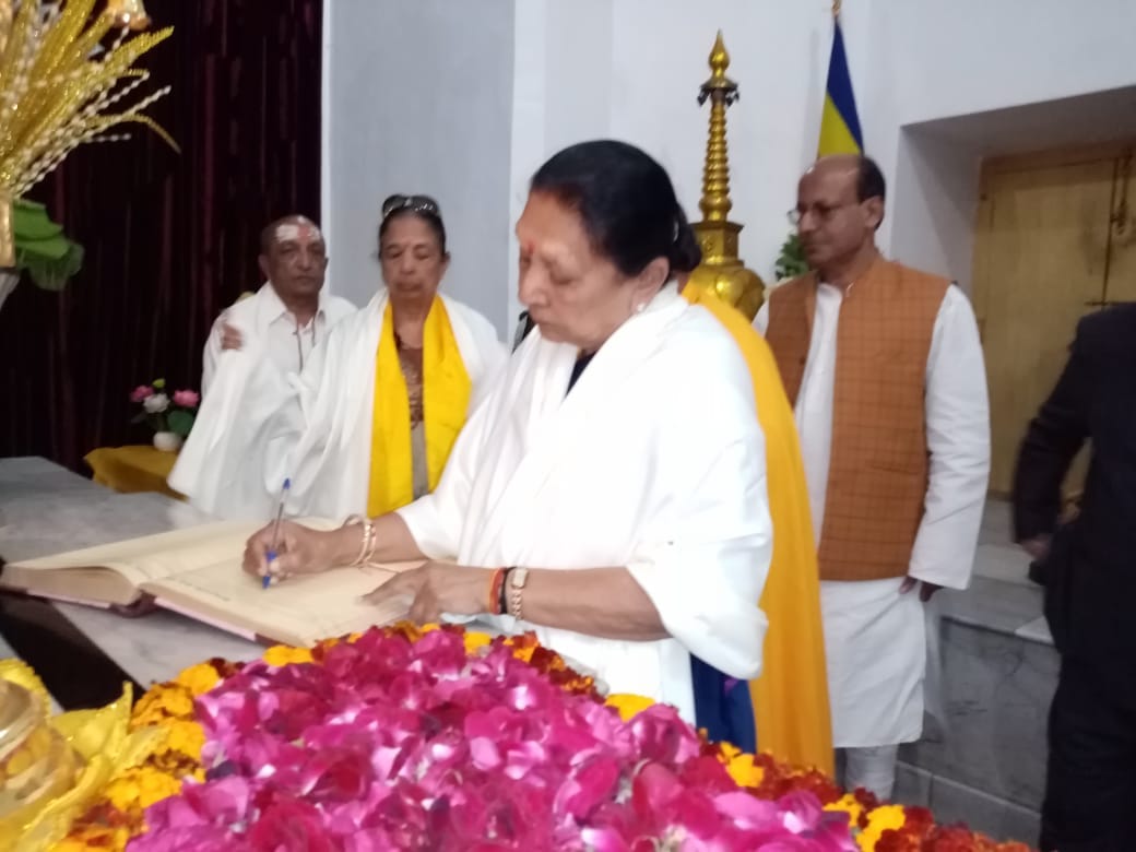 Governor Anandi Ben reached Sarnath, looking around the carvings of Dhemakh Stupa
