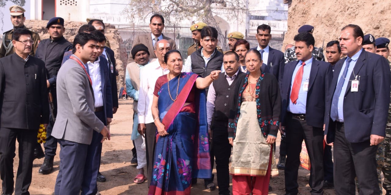 Governor Anandi Ben reached Sarnath, looking around the carvings of Dhemakh Stupa
