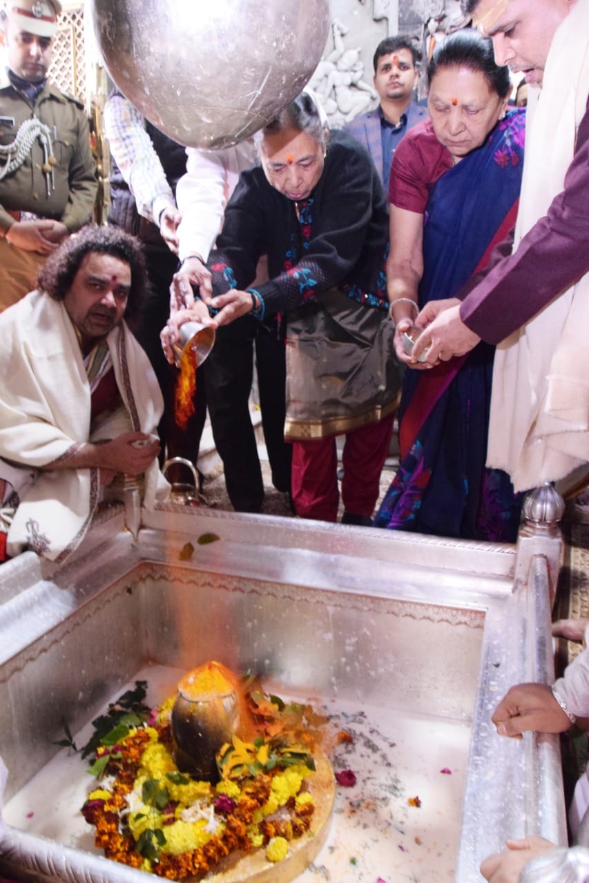 Governor Anandi Ben reached Sarnath, looking around the carvings of Dhemakh Stupa