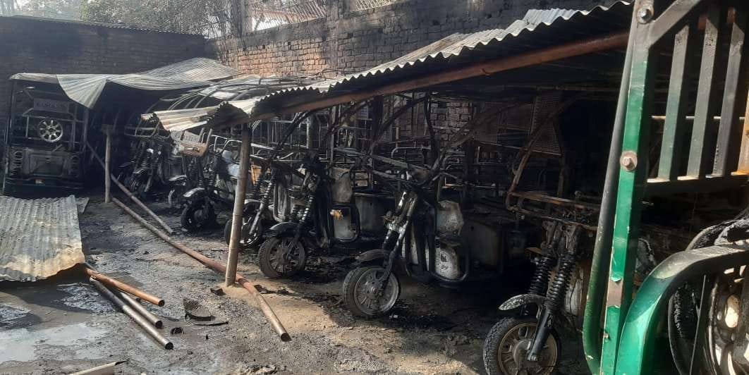 16 e-rickshaws burnt to ashes in short circuit