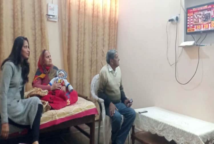 A wave of happiness at Arvind Kejriwal's house after delhi election results