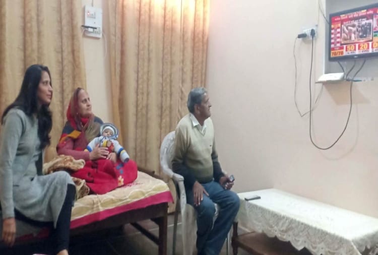 A wave of happiness at Arvind Kejriwal's house after delhi election results