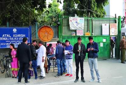 स्ट्रांग रूम के बाहर खड़े आप कार्यकर्ता