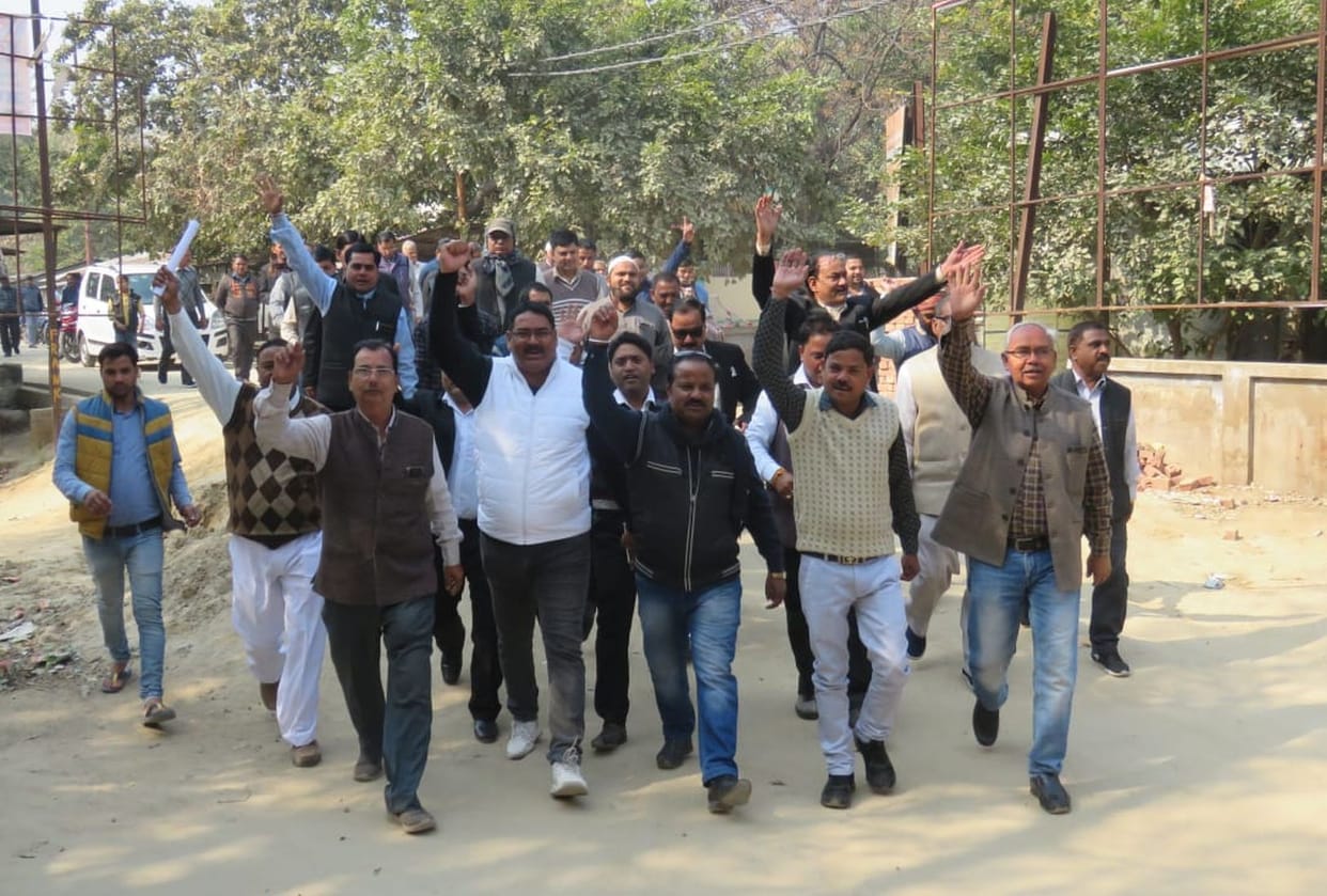 adhivakta lapata nhi mila surag
