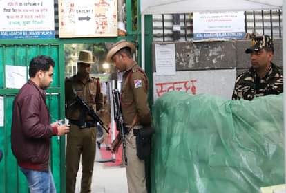 स्ट्रांग रूम के बाहर कड़ी सुरक्षा