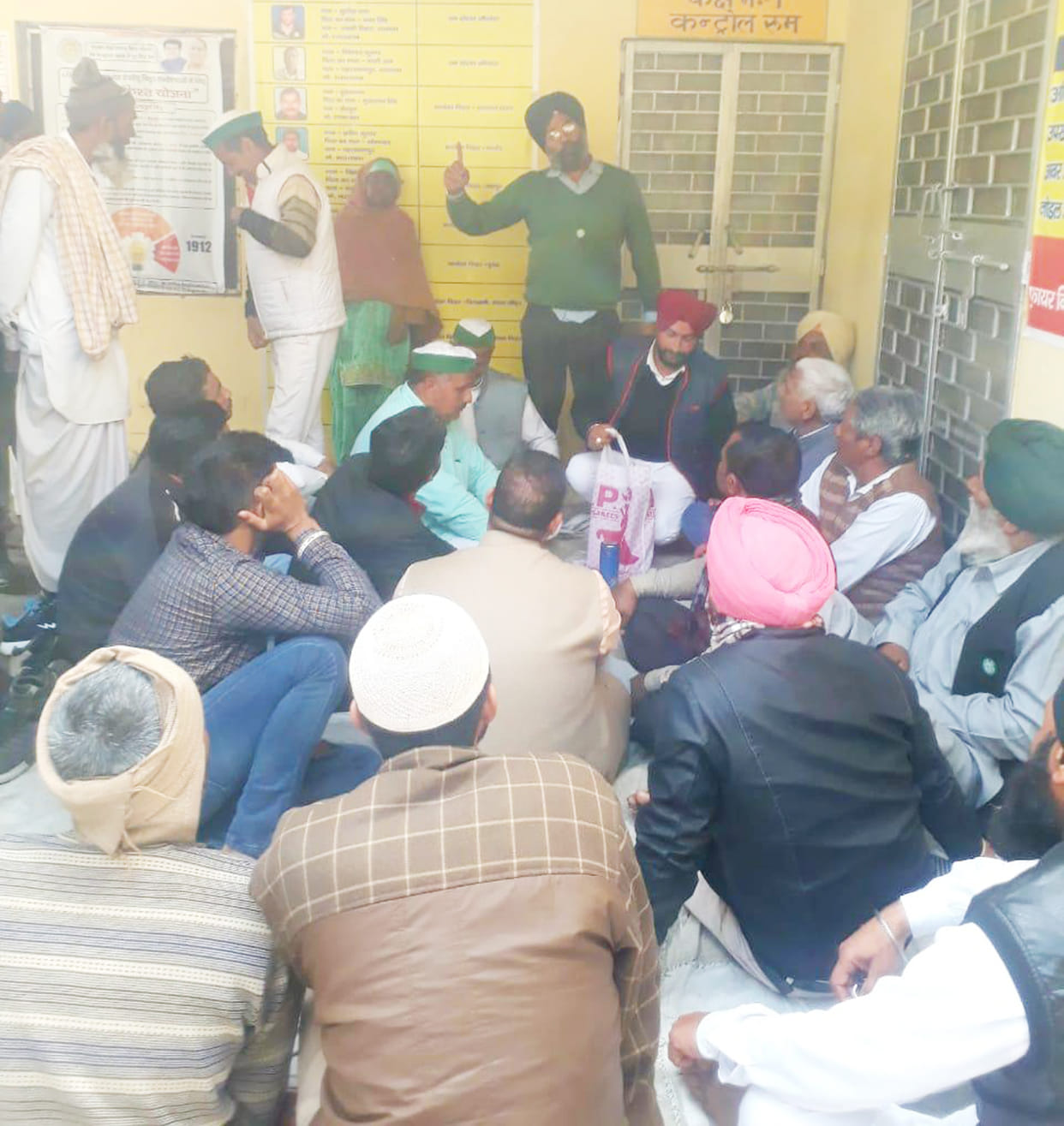 BKU workers lock the power office