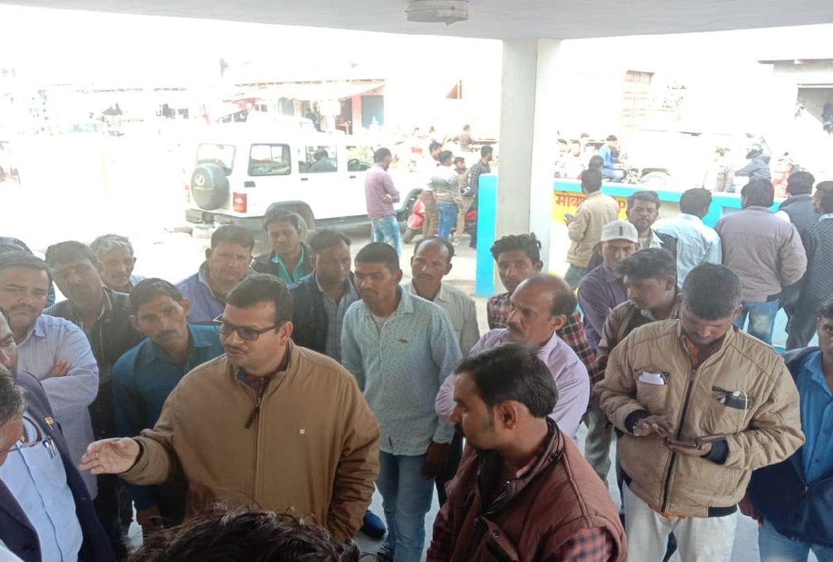 Vigilance team of Electricity Department held hostage and beaten in college agra
