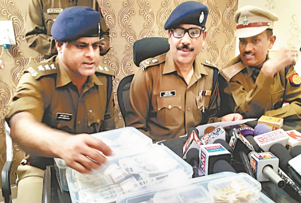 two smugglers caught with money and gold during vehicle checking in lucknow
