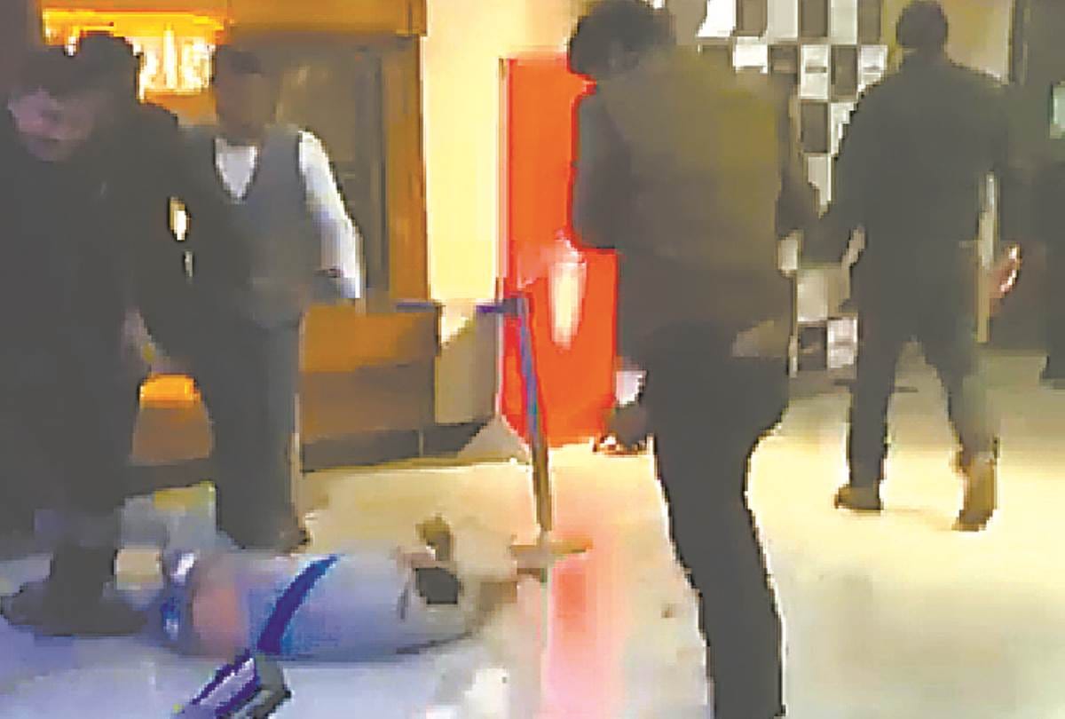 employees and bouncers beaten a man with steel pipe in lucknow