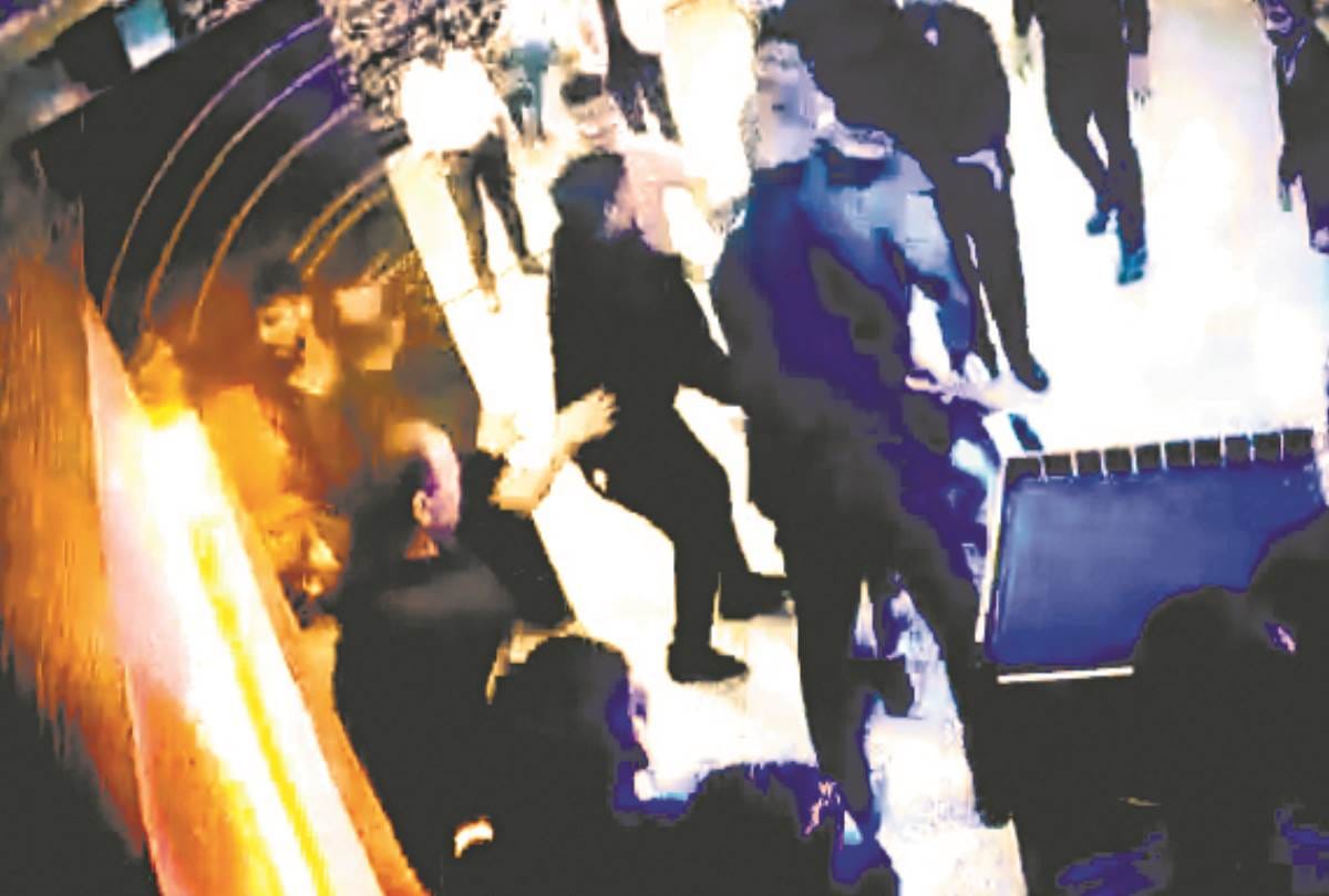 employees and bouncers beaten a man with steel pipe in lucknow