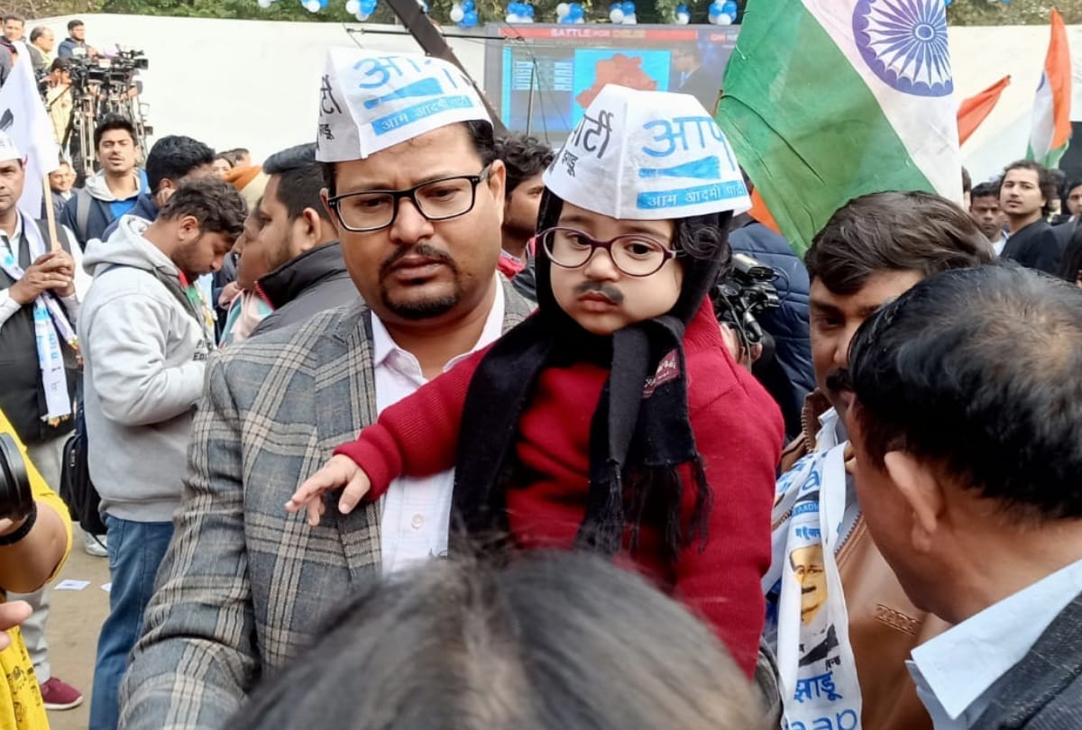 delhi election result 2020 supporters of aap gather at head office for celebration photo viral