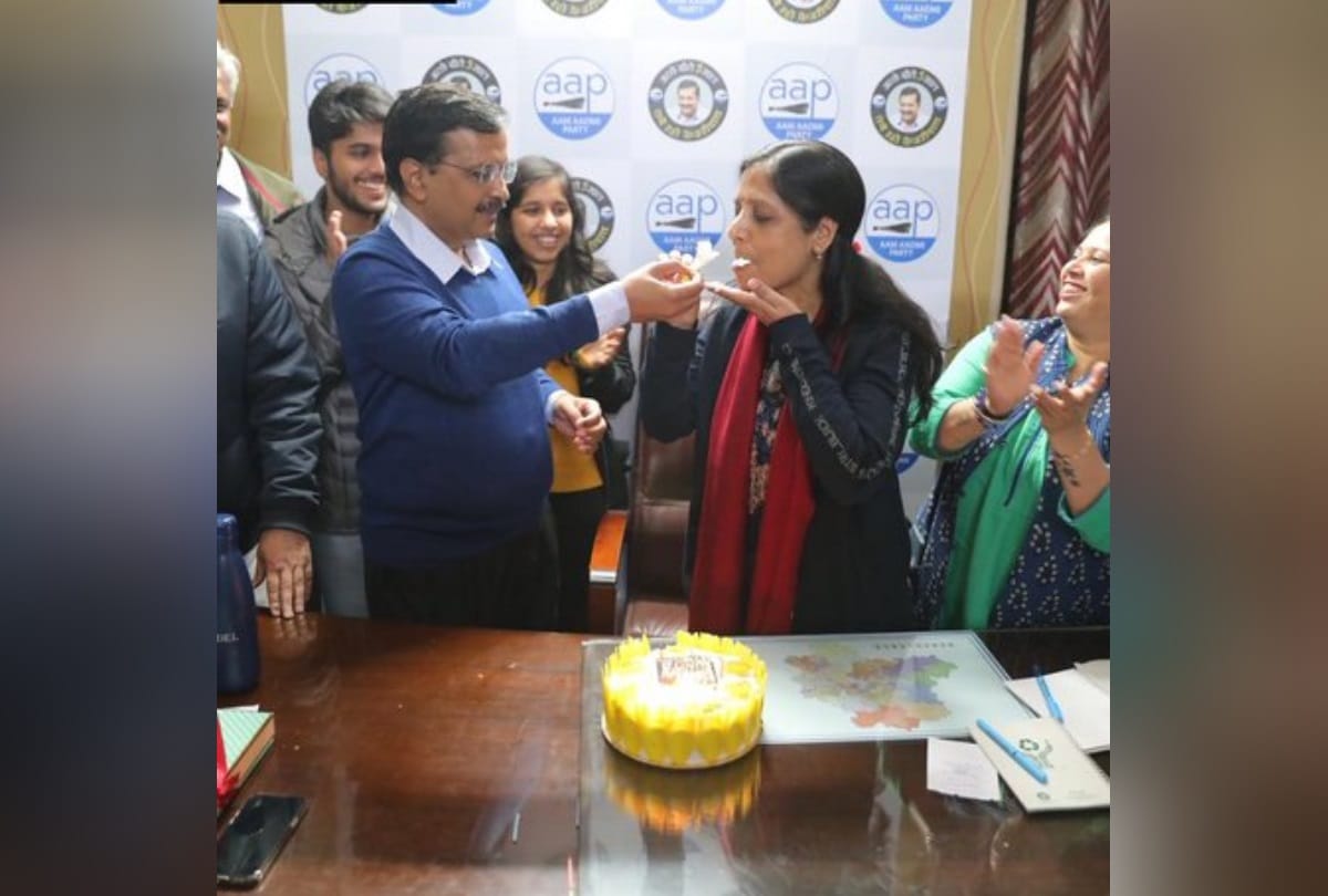 Delhi Election Results 2020 after big win kejriwal cuts cake with wife sunita its her birthday too