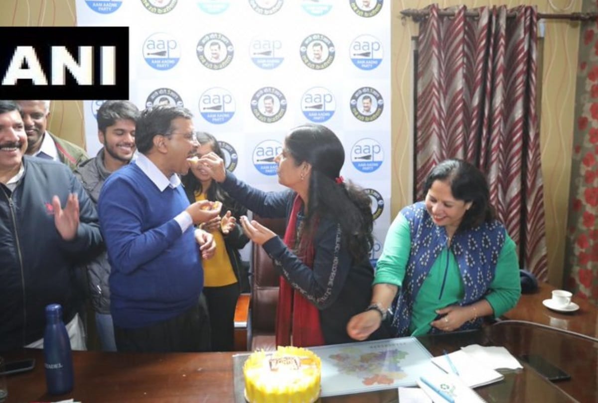 Delhi Election Results 2020 after big win kejriwal cuts cake with wife sunita its her birthday too
