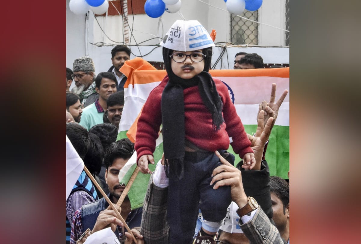 Delhi Election Results 2020 after big win kejriwal cuts cake with wife sunita its her birthday too