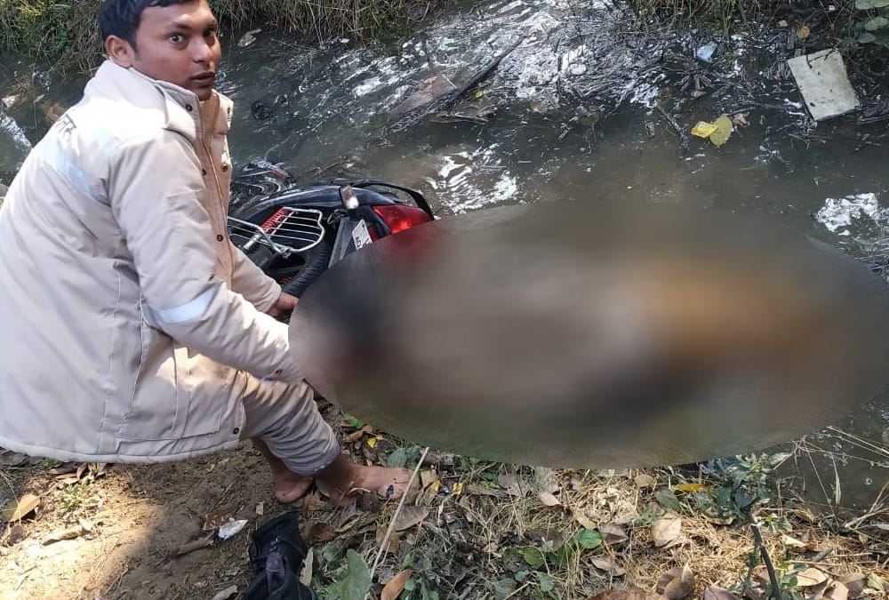 Police man body found in a drain in kakori.