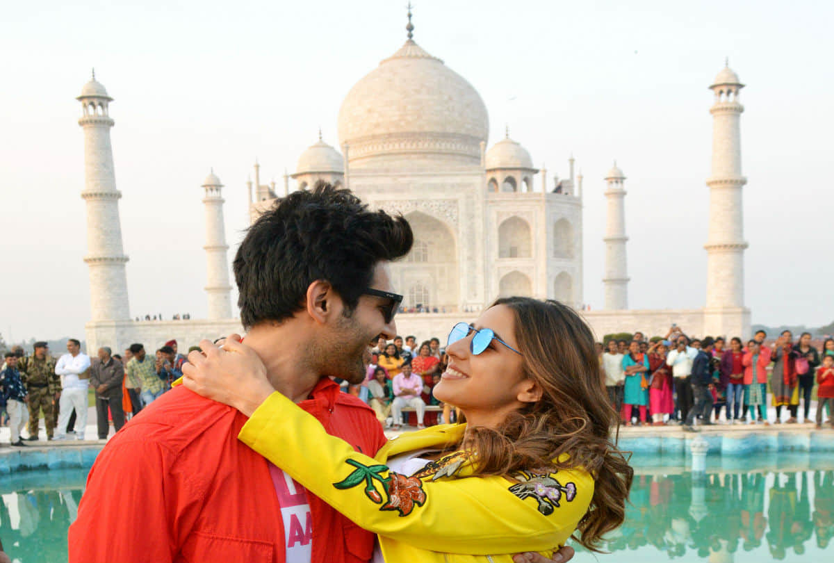 Love Aaj Kal stars kartik Aryaan and Sara Ali Khan visits Taj Mahal