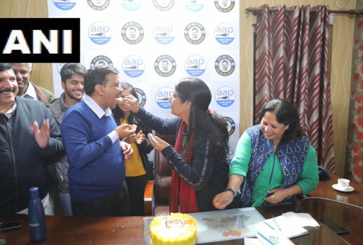 Delhi Election Results 2020 after big win kejriwal cuts cake with wife sunita its her birthday too