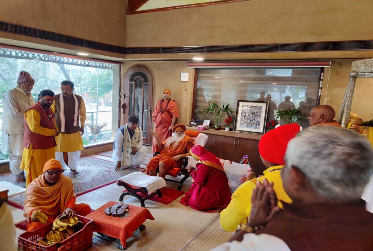 Deputy Cm Keshav Prasad Maurya Reach Vrindavan Midnight Talks With Saints On Ram Mandir
