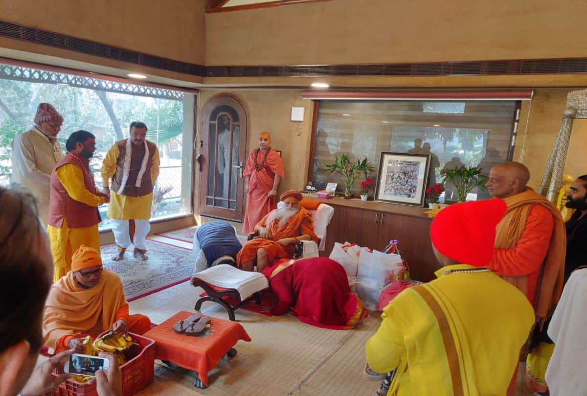 Deputy Cm Keshav Prasad Maurya Reach Vrindavan Midnight Talks With Saints On Ram Mandir