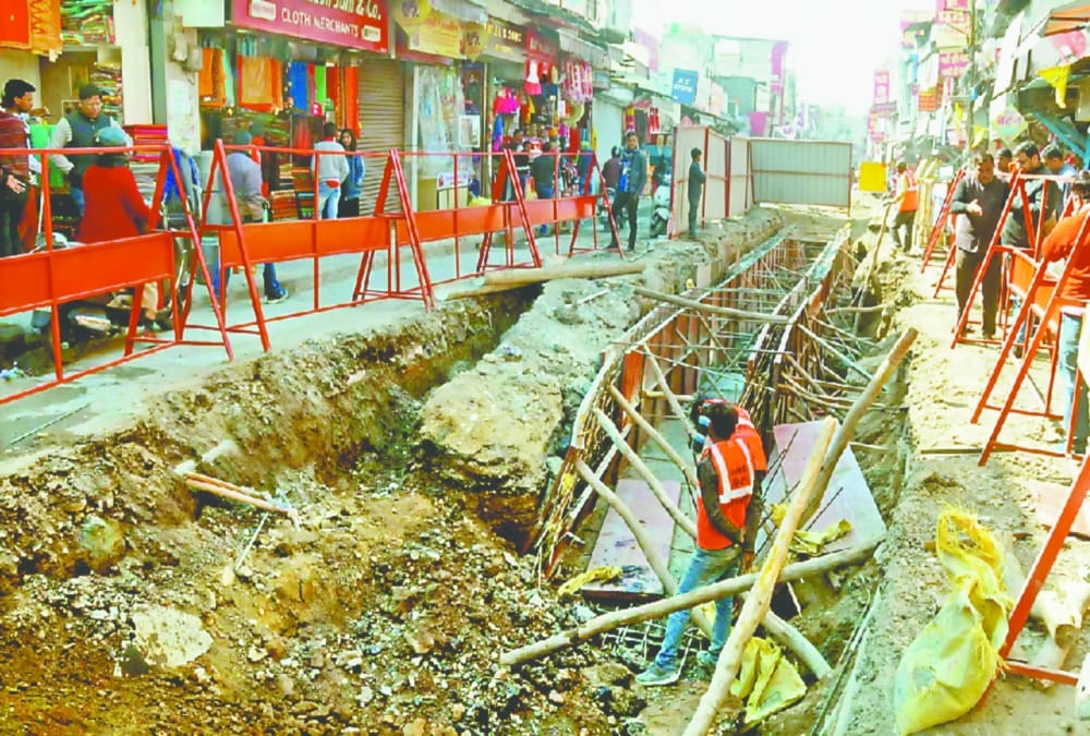 Dehradun: Paltan Market 30 meter road sunk during smart city work