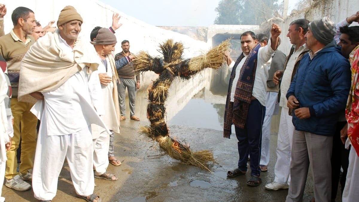 villagers burnt effigy of pm when the problem of filling the water in railway underpass did not go away