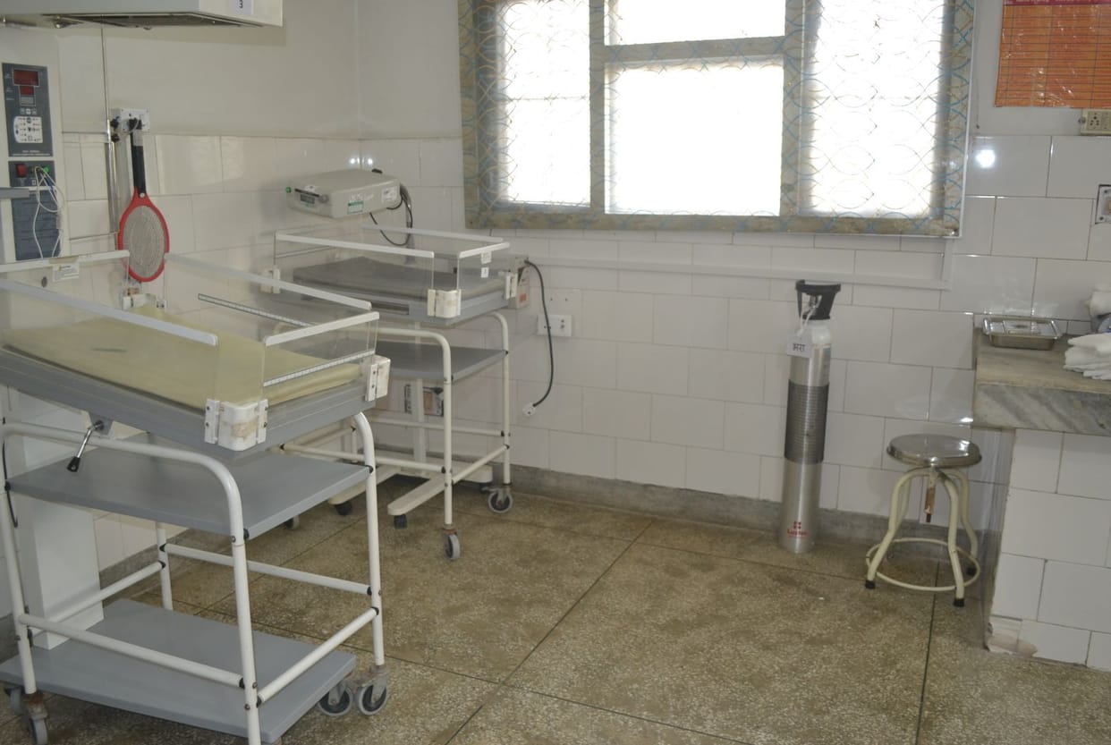 Modern delivery tables, metal oxygen cylinders in SNCU