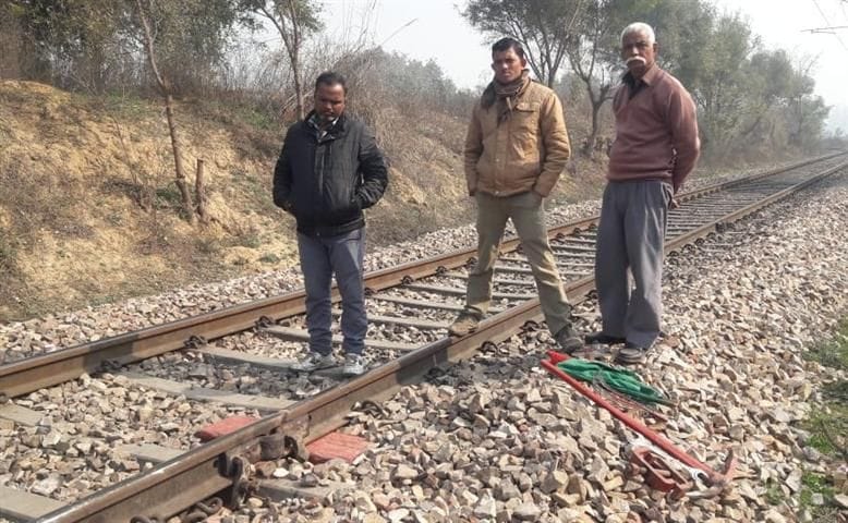 ralilway track fracture near sundarbagh Hathras