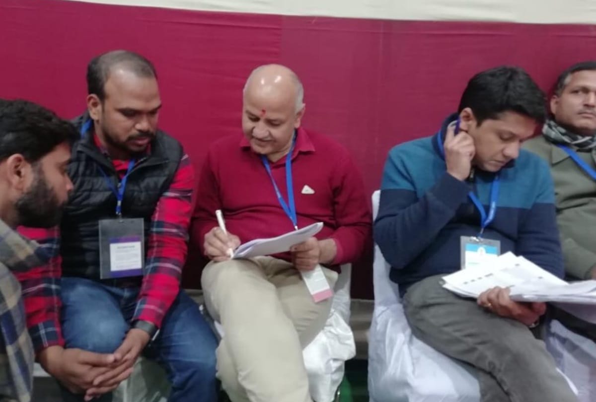 Delhi election results who is ravider singh negi giving tough fight  manish sisodia patparganj