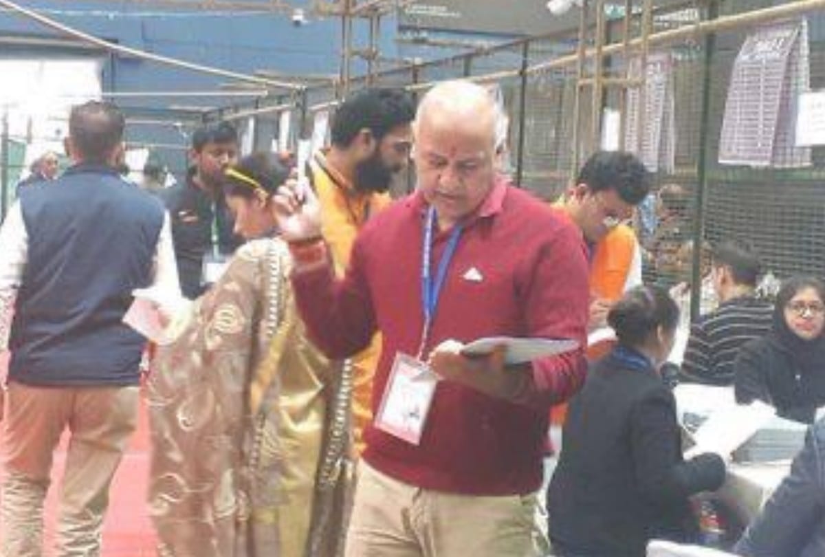 Delhi election results who is ravider singh negi giving tough fight  manish sisodia patparganj