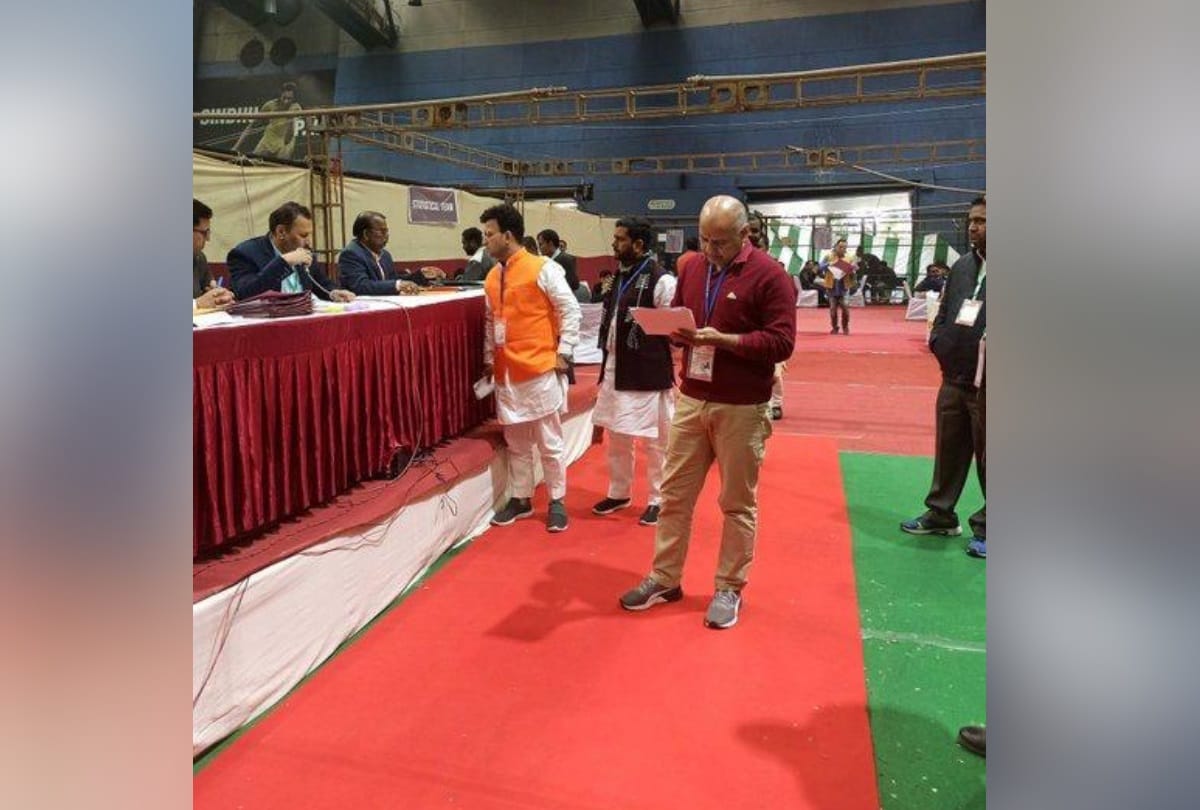 Delhi election results who is ravider singh negi giving tough fight  manish sisodia patparganj