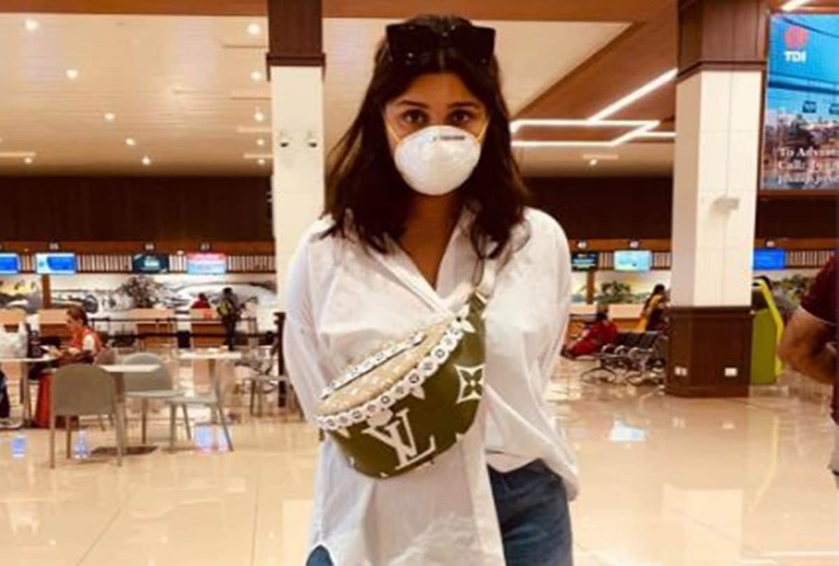Parineeti Chopra Got Trolled For Mask Photoshoot on Airport Against Corona Virus