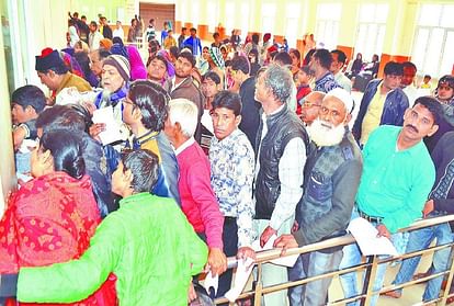 OPD system in SN Medical College and District Hospital in Agra collapsed due to crowd of patients