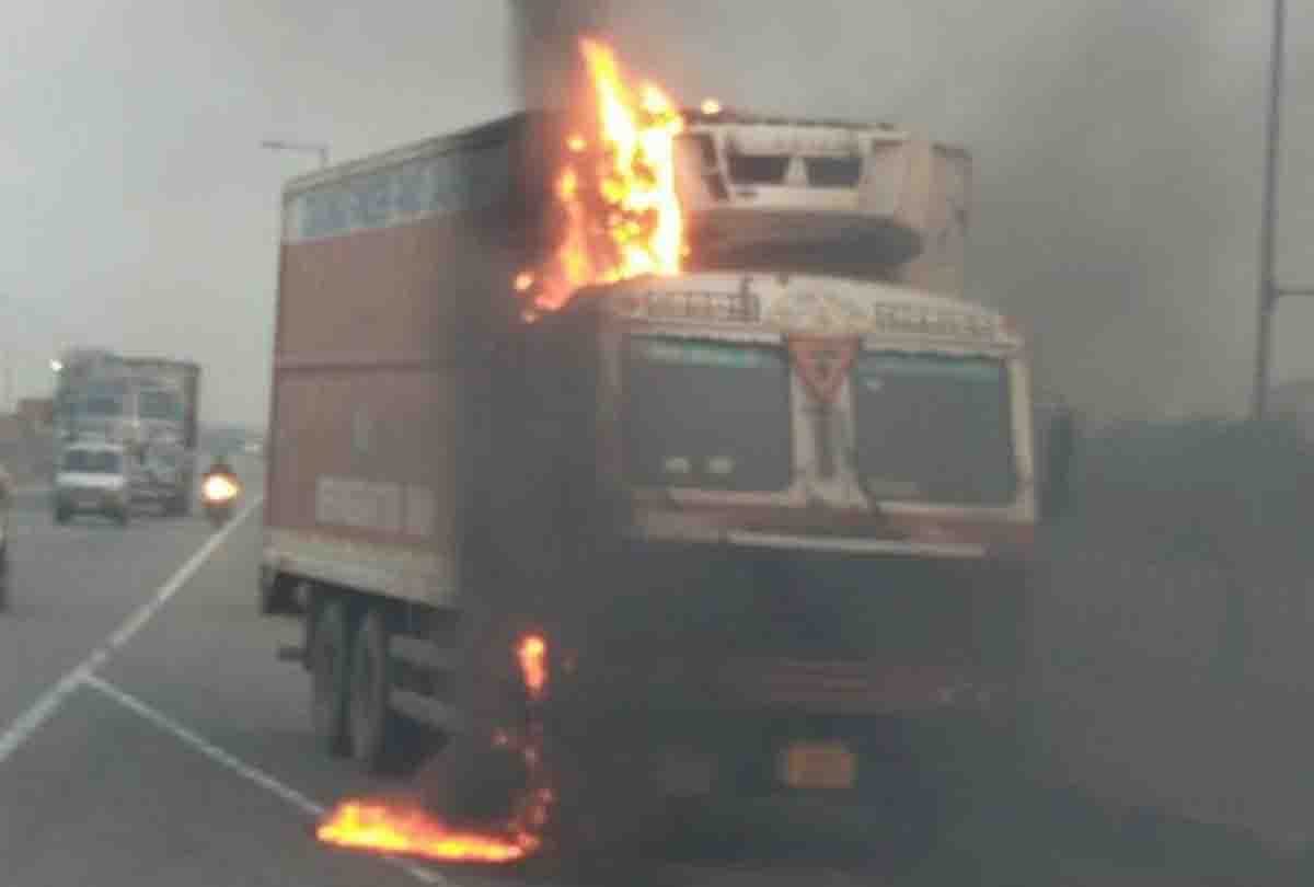 truck caught fire on highway on kanpur