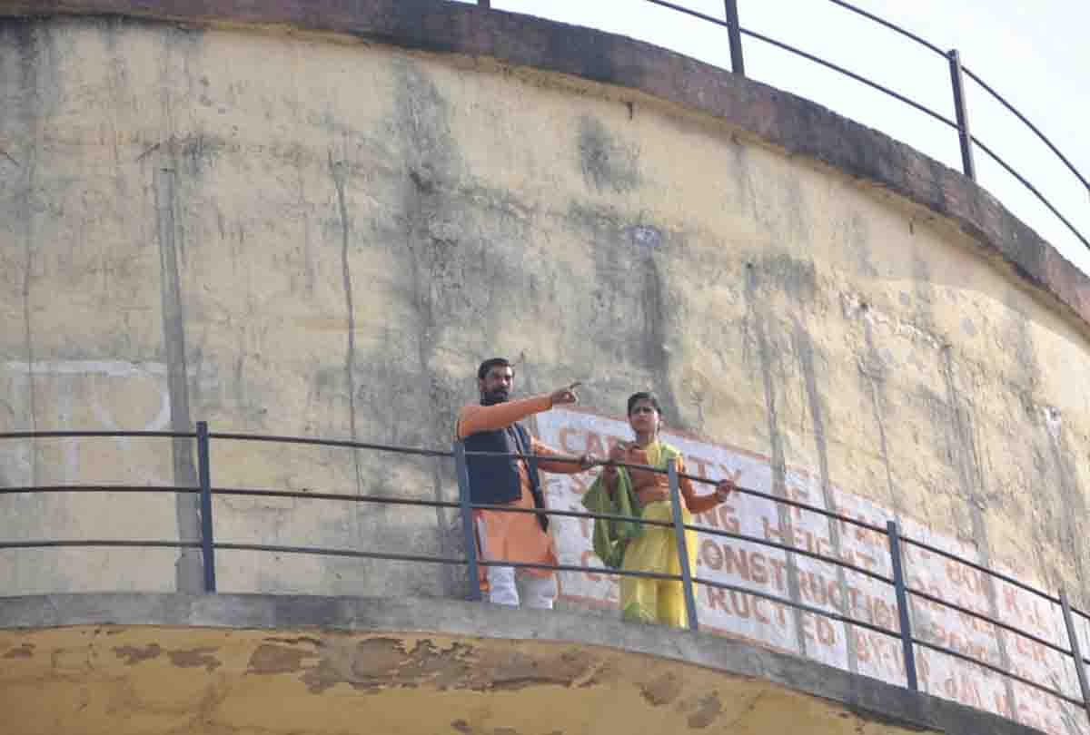 Husband climbed with a councilor wife on a water tank