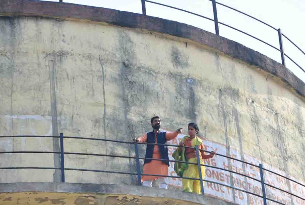 Husband climbed with a councilor wife on a water tank