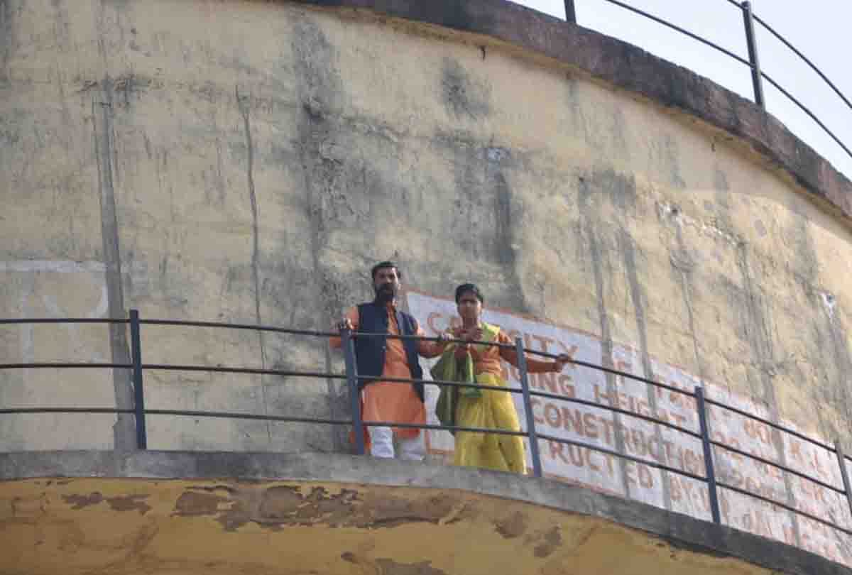 Husband climbed with a councilor wife on a water tank