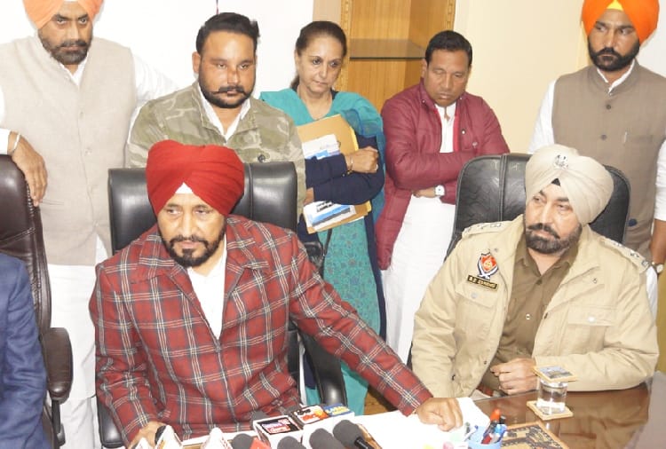 Minister Charanjit Singh Channi reached in shikayat nivaran Committee meeting